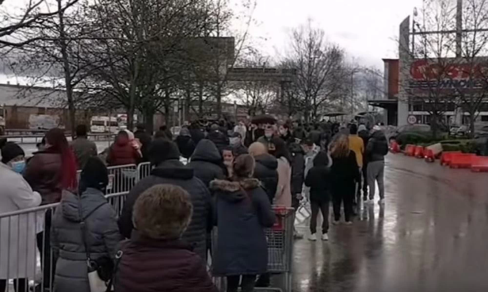 Πολιόρκησαν τα σούπερ μάρκετ οι Βρετανοί: Άδειασαν τα ράφια